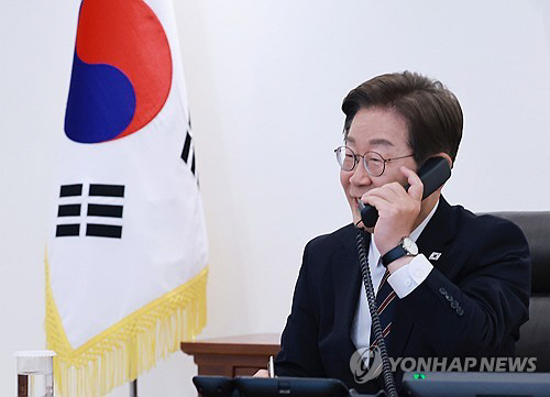 이재명 대통령이 9일 서울 용산 대통령실 청사 집무실에서 이시바 시게루 일본 총리와 전화 통화를 위해 수화기를 들고 있다. 연합뉴스